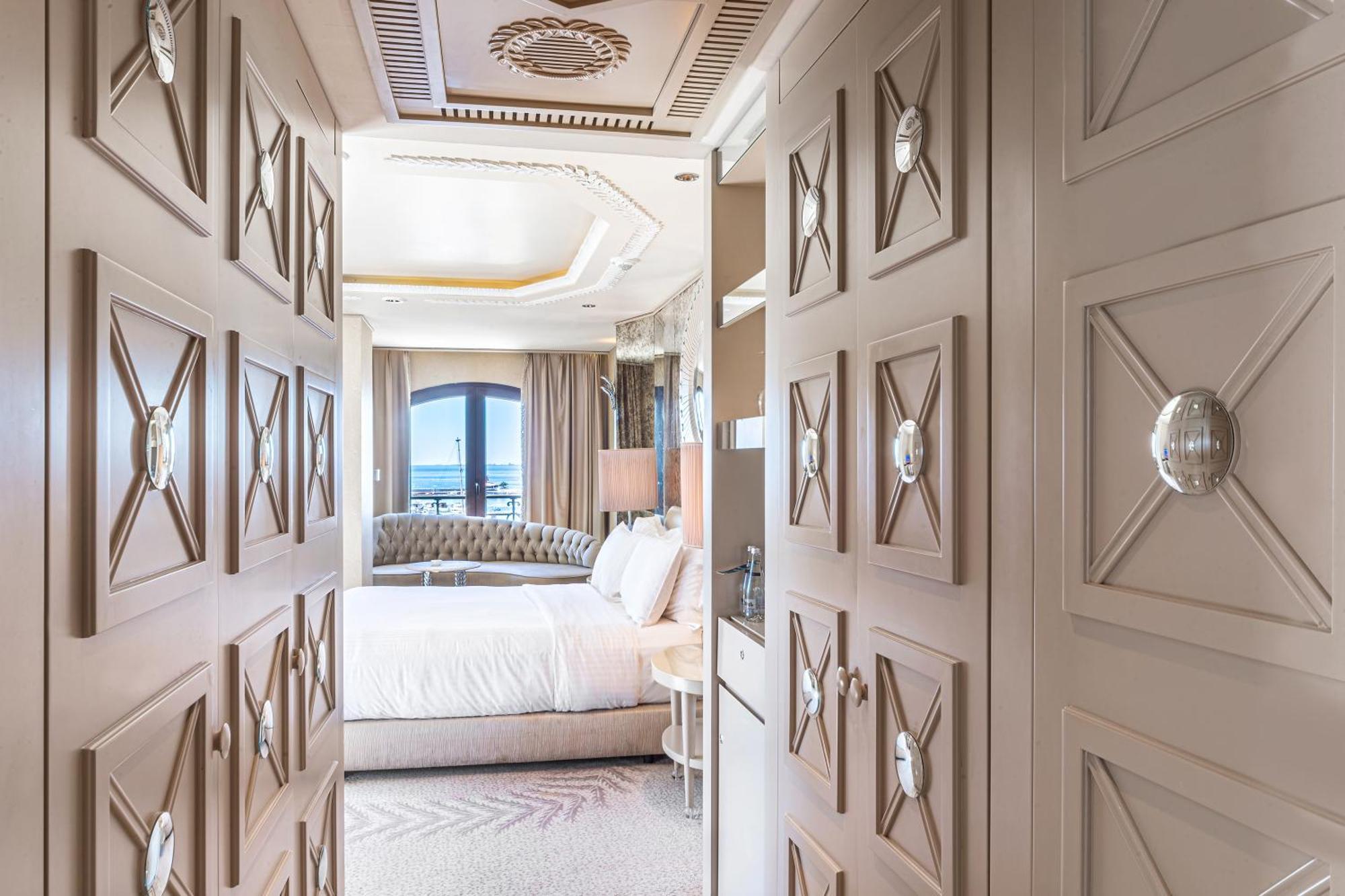 โรงแรมวินด์แฮม แกรนด์ อิสตันบูล คาลามิส มารีนา ภายนอก รูปภาพ A guest room at the Four Seasons Hotel